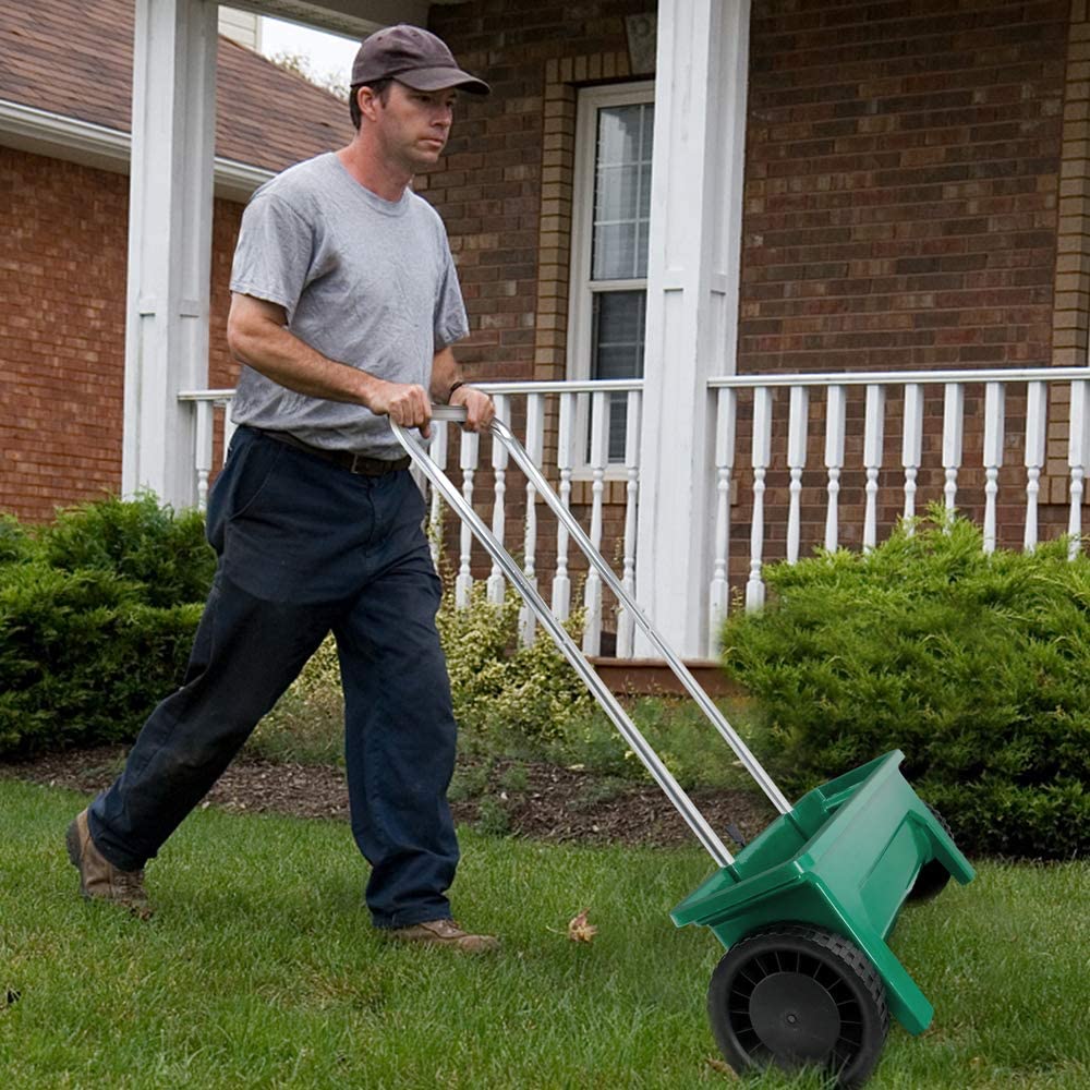 Choosing the Right Fertilizer Spreader For Your Lawn and Garden